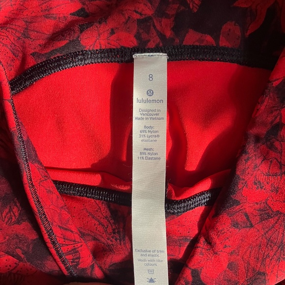 Lululemon Train‎ Times Crop 21" CarmineTrue Red Black Floral Leggings Size 4 - Picture 4 of 6